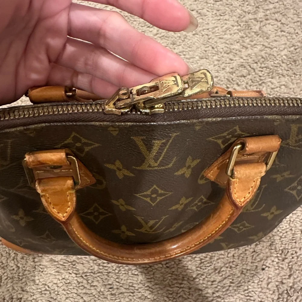 “ Pre-Loved” Authentic Louis Vuitton Monogram AlmaBag